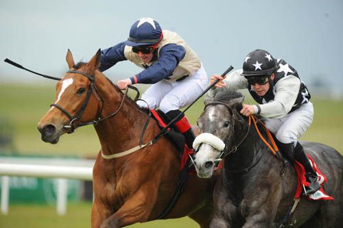 Cnocan Diva under Shane Gray (left) keep on best to beat Susiescot under Leigh Roche