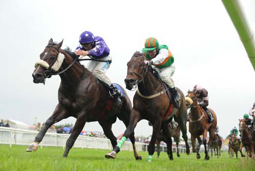 Statue Of Dreams (left) comes to nab Drinmoy Lad near the line