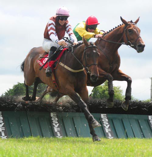 River Slaney (left) & Sizing India battle out the finish to the opener at Limerick