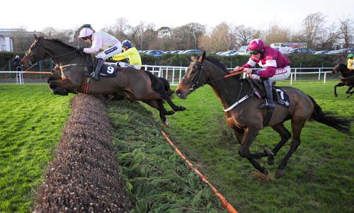 Djakadam and Ruby Walsh (pink) jump the final fence with Minsk (yellow) & Si C'Etait Vrai 