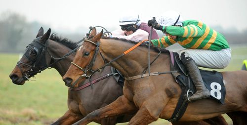 Off The Charts (Mark Walsh, nearside) got up to beat Kylecrue and Ryan Treacy at Thurles