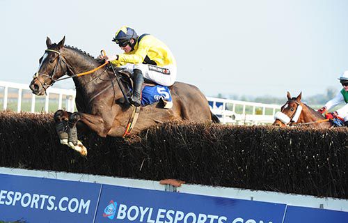 Usuel Smurfer jumps the last on his way to victory under Danny Mullins