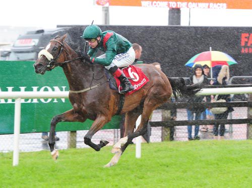 Silwana and Pat Smullen gallop to the line in Ballybrit