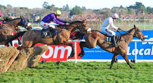 Windsor Park, yellow cap, chases Royal Caviar over the last