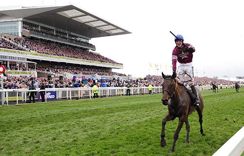 RULE THE WORLD and David Mullins win the 2016 Grand National for trainer Mouse Morris 