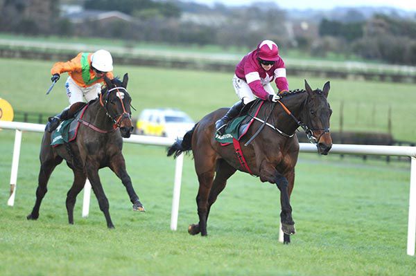Monbeg Worldwide (Lisa O'Neill) comes home in front of Scheu Time (Katie Walsh)