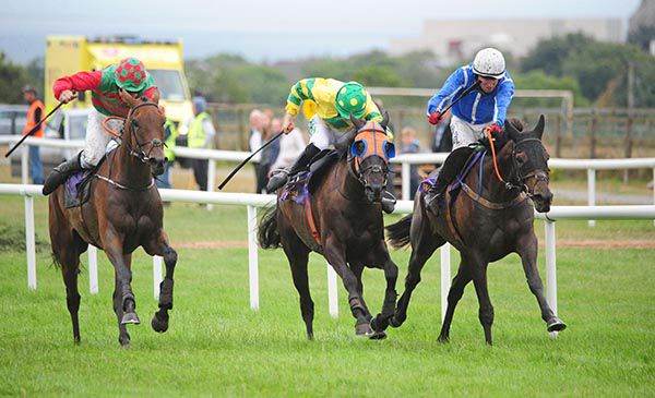Robin On The Hill (Mark Enright) beats Balinaboola Steel (centre) and Aasleagh Dawn (near-side)