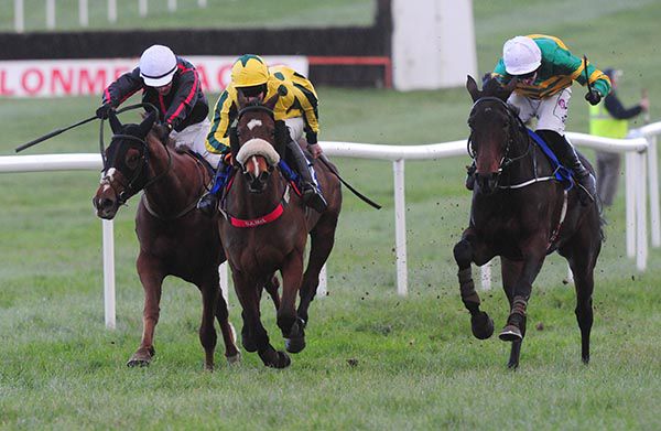 Glen Of Aherlow (right) beating Marino Marvel and Buttevant Boy
