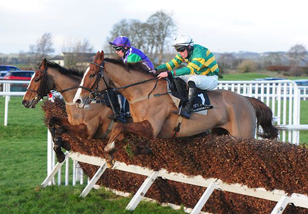 Golden Sunset (Simon Torrens, nearside) jumps with eventual 4th Fivecardstud (Keith Donoghue)