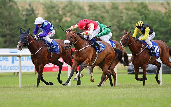 Noirvento and Ronan Whelan (red and yellow) beat Bay of Skaill (left)