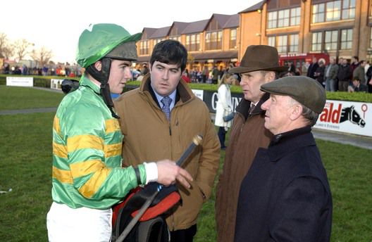 Punchestown 20-11-05    Padraig Roche tells Ciaran McManus, Frank Berry and Christy Roche how he won on LINE BALL.
(Photo Healy Racing.)                                                            