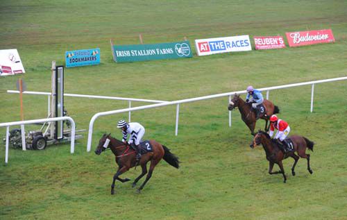 Beg La Eile crosses the line ahead on Takeyourcapoff and Butlers Glen (rail).