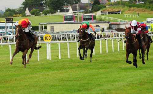 Donatis Comet (left) gets the better of Trabajo 