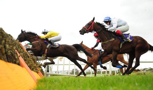 Sea Of Erris (yellow) on his way to victory