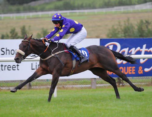 Pharney Lady & Mikey Fogarty sprint to the line