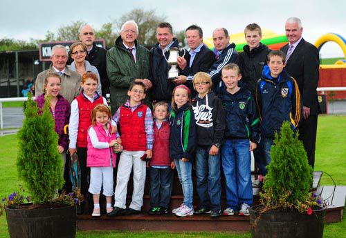John Kelly, father of Kieran Kelly, makes the presentation to the All Gone West Syndicate 