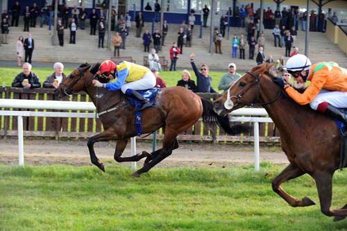 Gordon Lord Byron holds off Luisant 