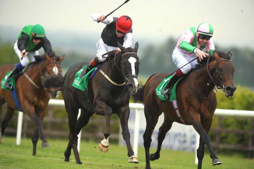 Fame And Glory, right, keeps Unaccompanied at bay, with Steps To Freedom in third 