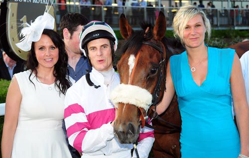 Bendzoldan, jockey Fran Berry and race sponsors Sophie Levington and Victoria Bradwell (right)