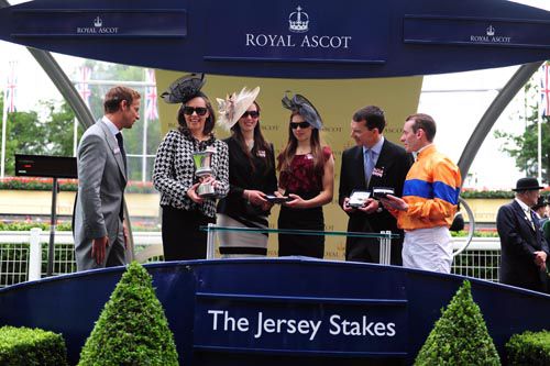 Jensen Button makes the presentation to the O'Briens (l-r): Annmarie, Sarah, Anna & Aidan with jockey Seamie Heffernan