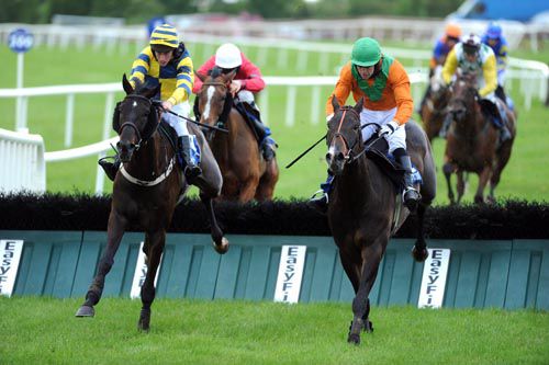 Split Ear (left) claims Kilflora at the last