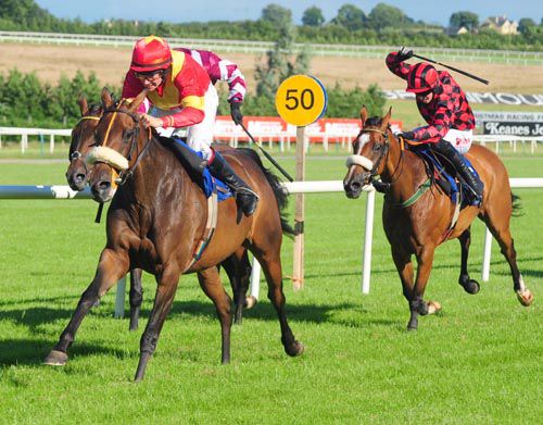 Cuteasafox keeps on best to score from Dearest Girl (partially hidden) and The Bishop's Day in third