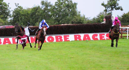 The Great Shanghai unseats Matty Bowes at the second last as Royal Sam (white face) & Jakros race on to the last