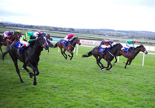 Snakes And Ladders (left) keeps on best to see off Las Encinas (centre) and Indy Gal