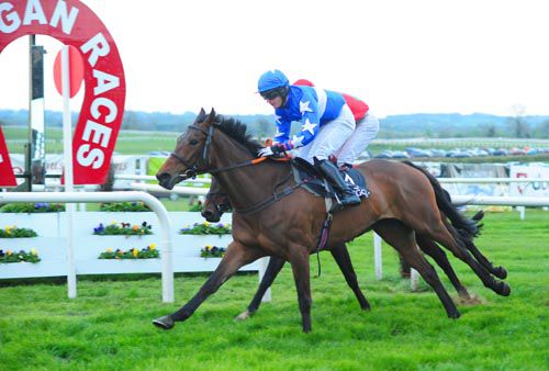 Indian Road Runner crosses the line in front under Johnny King