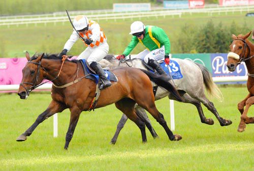 Blazing Sonnet is driven out by Andrew Leigh to beat Muzak on the inside