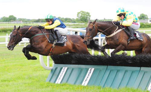Cerveza Dinero (inside) jumps the last ahead of Miss Penny Pincher