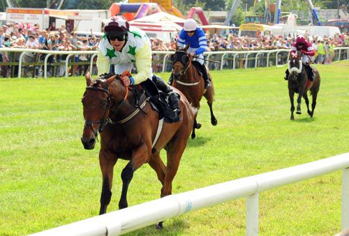 Robbie Dunne & Aranhill Chief are clear approaching the winning post