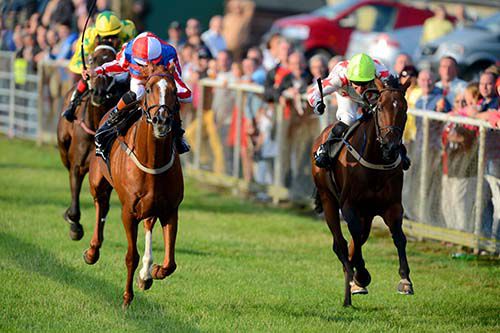 Moveable Asset (right) and Seamie Heffernan just beats Manuka