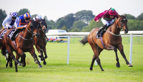 Fiesolana is driven out by Billy Lee to beat Sea Siren (blinkers)