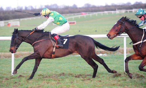 Chapel Garden beats Fearachain in the last at Thurles