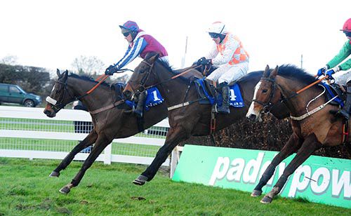 Aibrean jumps the last in front of Blazing Sonnet and Back In A Tic