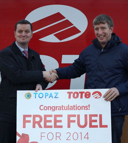 Pat Brennan of Tote Ireland presents Niall Greaney with the prize 
