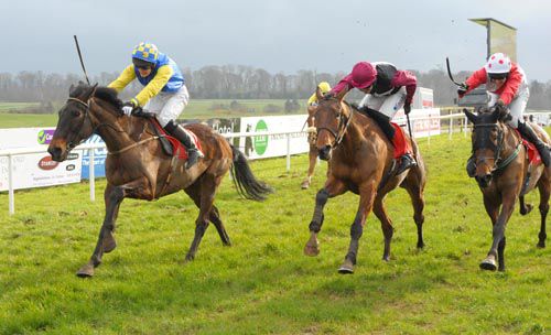 Sydney Thompson (left) beating Sunsetstorise (centre) and Charles Magnes