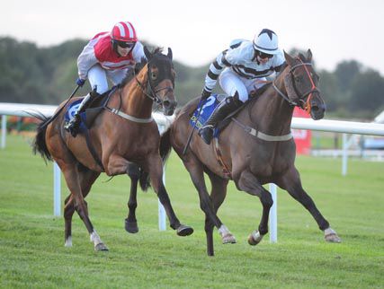 Mojito Royale and Sarah O'Brien (right) hold off Akinspirit and Maxine O'Sullivan