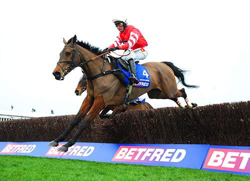 Coneygree and Nico de Boinville jump the last fence 