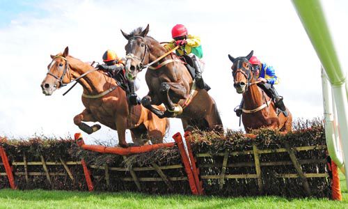 Monasteradenpauric (left) comes through to head Exxaro (centre) and Macs Legend at the last