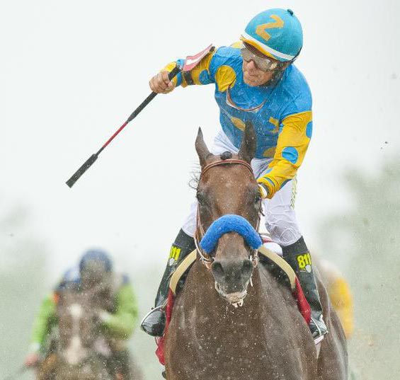 American Pharoah crosses the line under Victor Espinoza