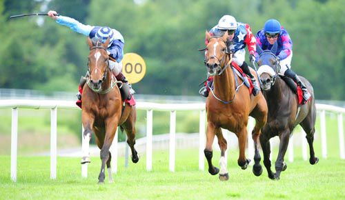 Snap Click and Kevin Manning finish well on the rail to beat Dixie Highway