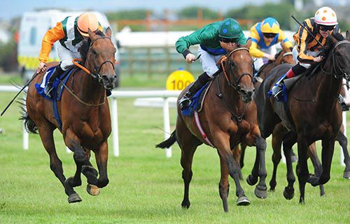 Henry's Girl (Joseph O'Brien, dark green) kept Kennady (nearside) at bay