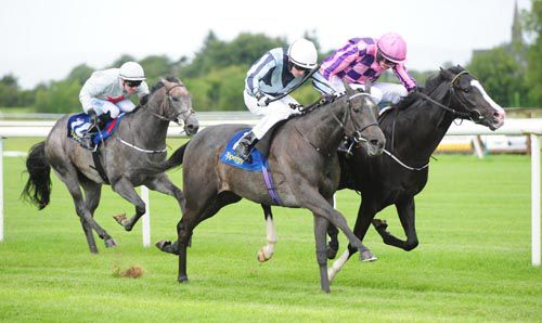 Radiantly (nearest) comes through to beat Pacodali