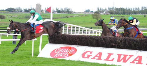 Perfect Promise clears the last ahead of Letter Of Credit (who is about to fall) and Shantou Flyer (outside)