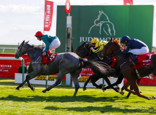 Lumiere wins the Cheveley Park