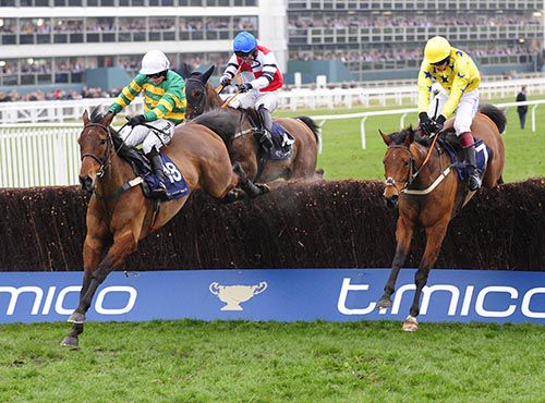 On The Fringe (left) lands second Foxhunter