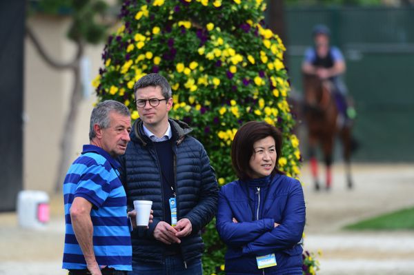 Roger Varian (centre)