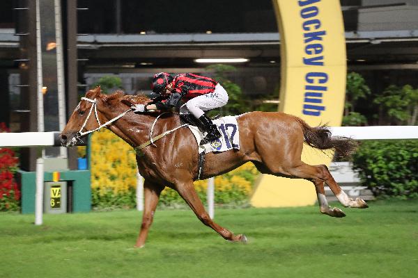 Time Warp breaks the 1800m course record at Happy Valley last June.